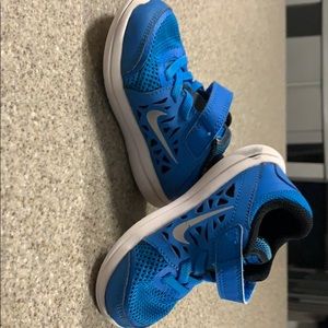 Toddler size 7 Nike tennis shoes